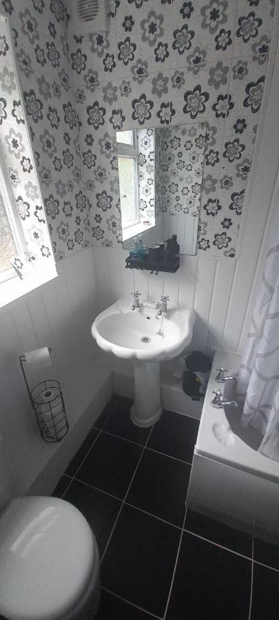 6-Min Walk To New Cross Parking Long Stay Discounts Wolverhampton Eksteriør billede